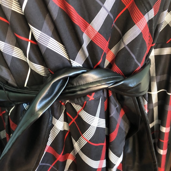 VENUS Mixed Media Wrap-Look Top NWOT 1X - Picture 6 of 10